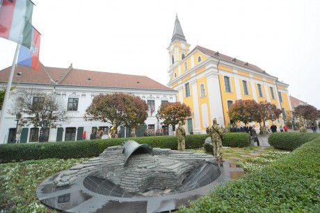 Csendes főhajtás halottak napja előtt a katonahősök tiszteletére